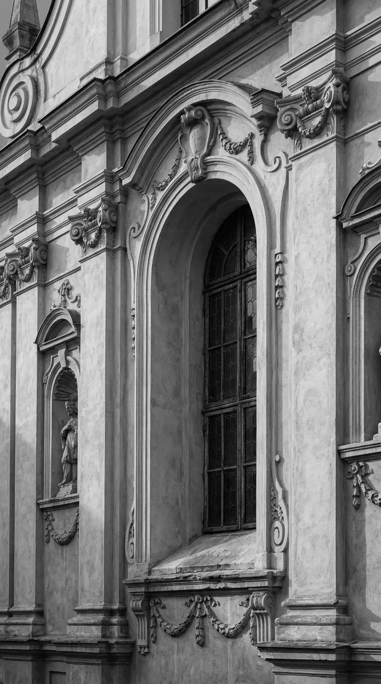 Istorinio pastato fasado fragmentas su arkiniais langais